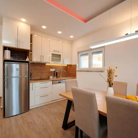 Exclusive Okrug Gornji With Shared Pool דירה *