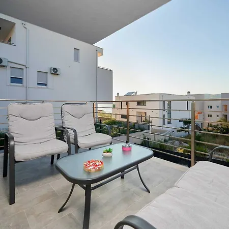 Exclusive Okrug Gornji With Shared Pool Appartamento