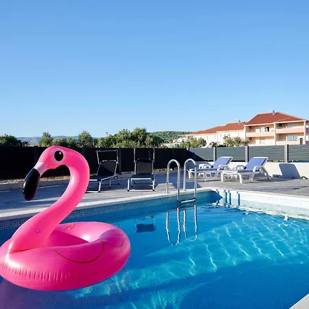 Exclusive Okrug Gornji With Shared Pool Traù