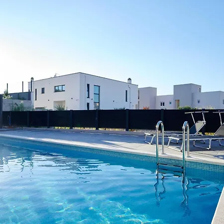 דירה Exclusive Okrug Gornji With Shared Pool טרוגיר
