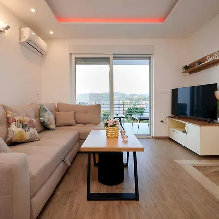 Exclusive Okrug Gornji With Shared Pool דירה *