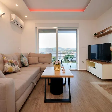 Exclusive Okrug Gornji With Shared Pool Appartamento *
