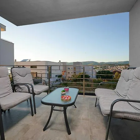 Exclusive Okrug Gornji With Shared Pool דירה