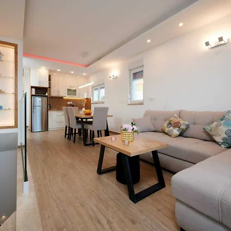Exclusive Okrug Gornji With Shared Pool * Traù