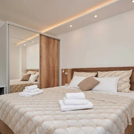 Exclusive Okrug Gornji With Shared Pool Lägenhet Trogir