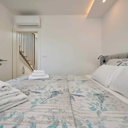 Exclusive Okrug Gornji With Shared Pool Lägenhet Trogir