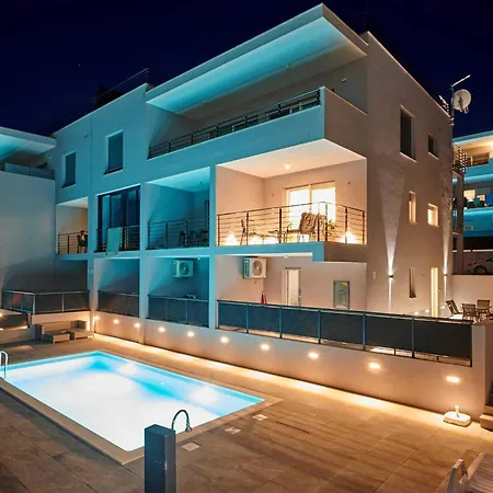 Exclusive Okrug Gornji With Shared Pool Lägenhet Trogir